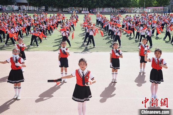 第一师第二中学三年级组快板节目。　代军 摄