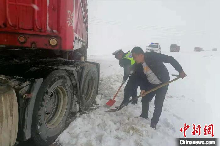 驾驶员和交警一起除雪。　安多县公安局 供图