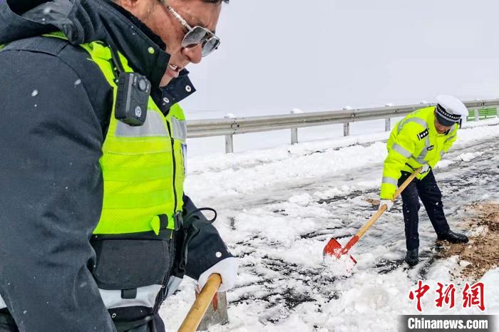 交警除雪保通。　安多县公安局 供图