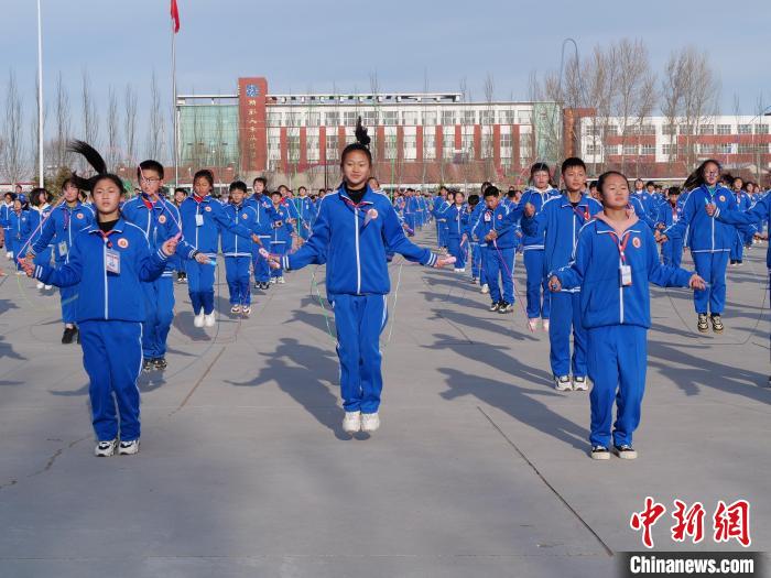 图为同学们在课间跳绳。　胡建华 摄