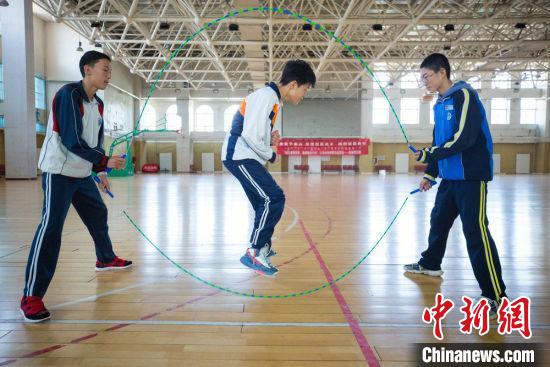 图为同学们在练习花式跳绳。　张林虎 摄