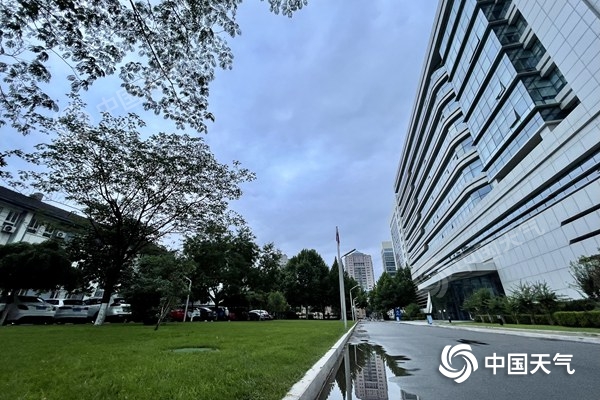 昨晚北京多地出现降雨，今晨地面仍有积水。(图/中国天气网 王晓)