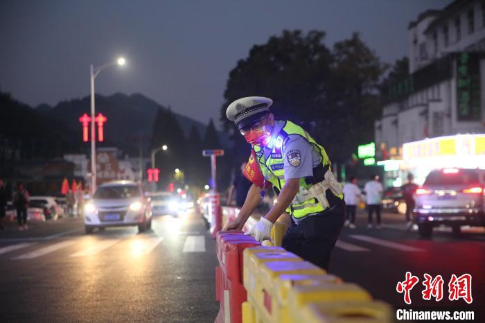 凌晨5点多，交警在黄山风景区要道设置水马隔离车流 汪娜 　摄