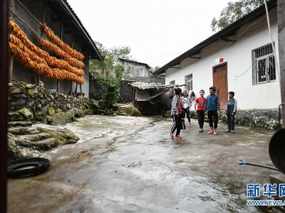 爱心助学 回馈家乡